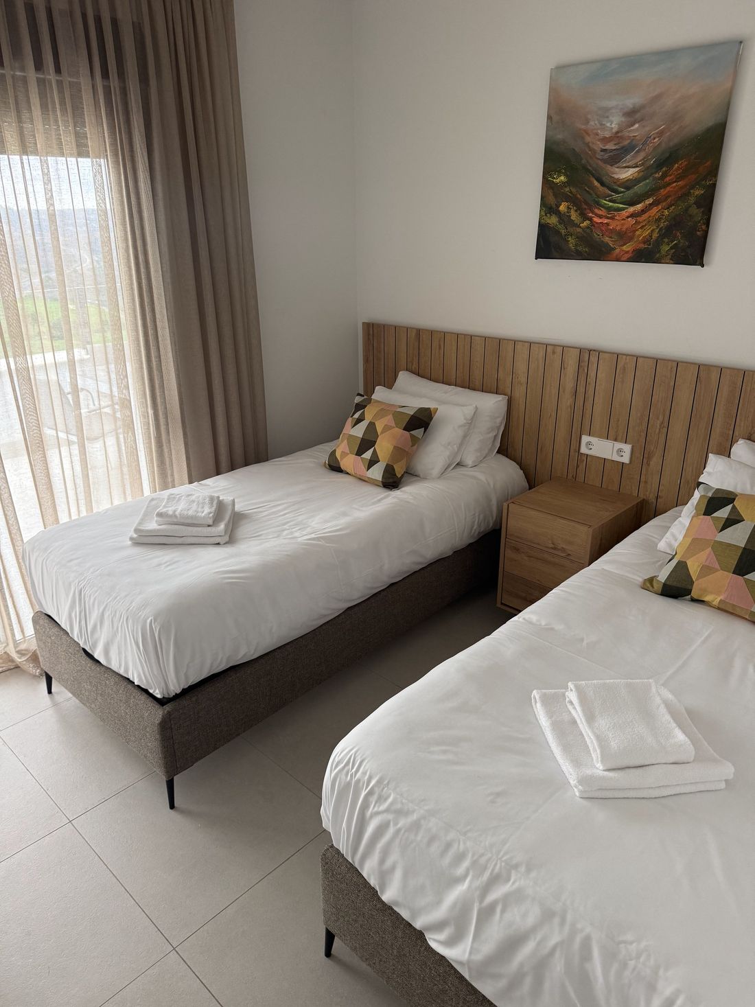 A clean twin bedroom